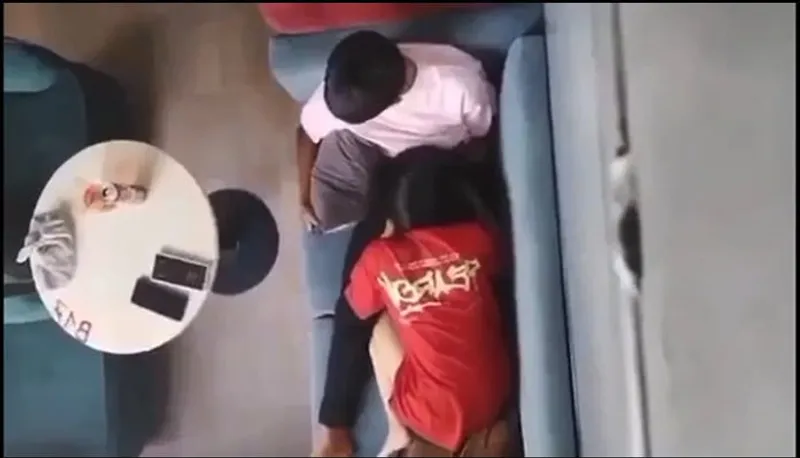 Quay lén cô bạn gái bú mút cho tình nhân nơi công cộng