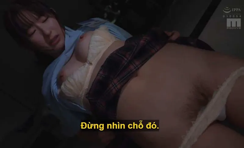 Ông sếp mưu tính quan hệ với cô nhân viên dưới quyền kiêu kỳ lười nhác, suốt ngày chỉ chăm chăm nhắn tin yêu đương.
